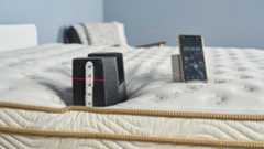 Edge support test using a cast iron 25kg weight on left hand side of the Saatva Classic mattress. It hardly compressed and continued to deliver best in class edge support through the 5 minute compression test