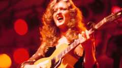 Bonnie Raitt performs on stage, New York, 1977. 