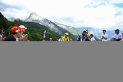 Pauline Ferrand-Prévot in yellow in the lead group at the Tour de France Femmes avec Zwift