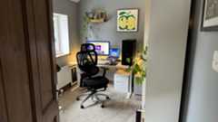 The Boulies EP460 turned to face the viewer, at a desk.