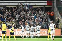 BRUSSELS, BELGIUM - OCTOBER 1: Anthony Gordon of Newcastle United (hidden) celebrates with his team-mates after scoring his sides second goal during the UEFA Champions League 2025/26 League Phase MD2 match between R. Union Saint-Gilloise and Newcastle United FC at RSC Anderlecht Stadium on October 1, 2025 in Brussels, Belgium. (Photo by Isosport/MB Media/Getty Images)