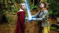 L-R: Leslie (AnnaSophia Robb) and Jess (Josh Hutcherson) look at a beam of light in a scene from "Bridge to Terabithia"