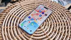 Honor 400 Pro on a wicker basket