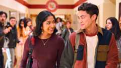 (L to R) Maitreyi Ramakrishnan as Devi Vishwakumar and Darren Barnet as Paxton-Hall Yoshida in Never Have I Ever