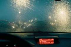 Evo šta se dogodi kada vozite sa zamagljenim staklom (VIDEO)