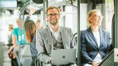 Mann und Frau in Bahn