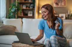 Mulher faz compras online na Black Friday da Amazon em Portugal