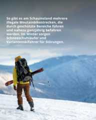Dieser Alternativtext wurde KI-generiert: Eine Person mit Ski und Stöcken steht auf einer verschneiten Berglandschaft. Im Hintergrund sind Berge und ein dunkler Himmel zu sehen.