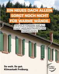 Dieser Alternativtext wurde KI-generiert: Ein Haus mit grün gestrichenen Fensterläden ist teilweise zu sehen. Der Hintergrund zeigt Bäume und einen bewölkten Himmel; das Bild ist Teil einer Werbekampagne.