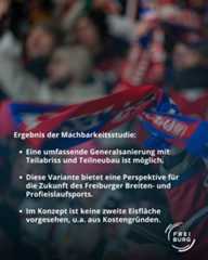 Dieser Alternativtext wurde KI-generiert: Schwarz-weißes Foto von Eisstiefeln vor einer verschwommenen Menschenmenge und einer rot-weißen Werbetafel mit Text. Das Bild zeigt Details eines Eishockey-Konzepts.