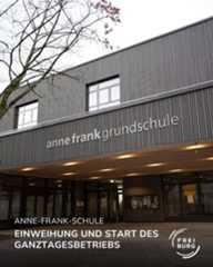 Dieser Alternativtext wurde KI-generiert: Ein Gebäude mit einer Fassade aus grauen Metallplatten. Ein Schild mit Text ist über dem Eingang angebracht.