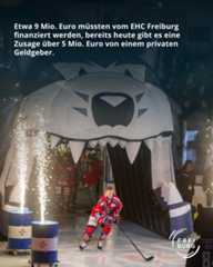 Dieser Alternativtext wurde KI-generiert: Schwarz-Weiß-Foto von einer Eishockey-Szene mit Spieler:innen, die durch eine Tür mit einem Wappen gehen, umgeben von Funken. Im Hintergrund ist Text zu sehen, der finanzielle Zahlen und eine Spende erwähnt.