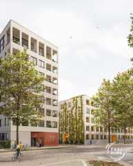 Dieser Alternativtext wurde KI-generiert: Ein modernes Wohngebäude mit mehreren Etagen und Balkonen ist von Bäumen umgeben. Im Vordergrund befindet sich eine Straße mit Fußgängern und Fahrrädern.