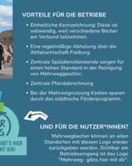 Dieser Alternativtext wurde KI-generiert: Ein farbiges Werbeplakat listet Vorteile für Unternehmen und Nutzer*innen von Mehrwegbechern auf. Im Hintergrund ist ein Gebäude mit einem Schriftzug zu sehen.