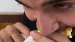 تصاویر ساندویچی که با گوشت خر غذا می‌پزد!