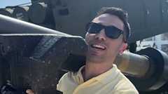 یک ایرانی با دوش پرتاب در دبی!