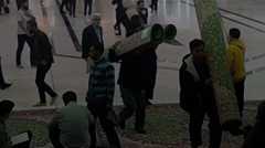 لحظه جمع آوری فرش‌های مالک آینده از حرم امام حسین