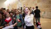 חברת הכנסת טלי גוטליב (הליכוד), מחוץ לאולם הדיון בבג"ץ בעתירות נגד הדחת ראש השב"כ רונן בר, 8.4.25 (צילום: חיים גולדברג)