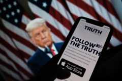Une personne consulte la plateforme Truth Social dans la boutique d’applications.