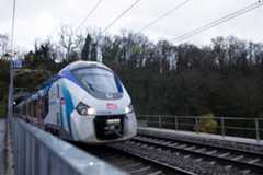 Train du Léman Express de la SNCF sur une voie ferrée à Genève pendant la crue de l’Arve, le 12 décembre 2023.