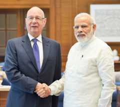 Le fondateur du Forum économique mondial, Klaus Schwab, serre la main du Premier ministre Narendra Modi à New Delhi, le 22 juin 2017.