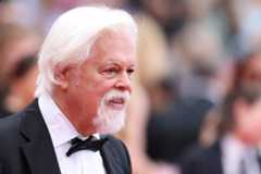Paul Watson vêtu d’un smoking, arrive au Festival de Cannes 2025 pour la projection du film "Highest 2 Lowest".