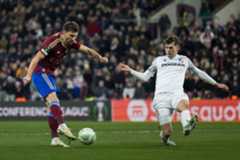 Miroslav Stevanovic de Servette FC affrontant Robin Hranac de Viktoria Plzen.