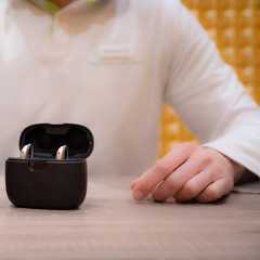 Les appareils auditifs permettent de rester pleinement connecté aux échanges du quotidien © JMarques, Pixel-Shot, Adobe Stock