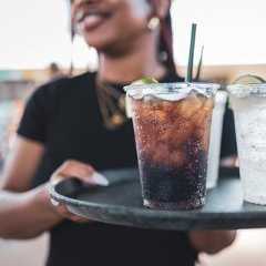 Voici la boisson que les chercheurs accusent de faire vieillir prématurément votre peau. © MStudioImages, iStock