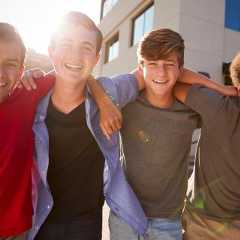 Les cancers masculins, parlons-en ! Novembre, mois de sensibilisation aux cancers masculins, vise à&nbsp;briser le tabou et à&nbsp;adopter l’autopalpation des testicules : ce cancer, rare,&nbsp;touche surtout les jeunes hommes à partir de&nbsp;15 ans avec un pic autour de 35 ans. © Monkey Business, Adobe Stock