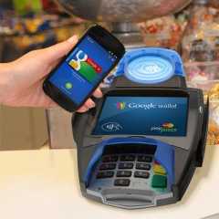 Google Wallet, le système de paiement sans contact à l'aide d'un téléphone mobile, qui utilise donc la NFC. L'utilisateur doit approcher son téléphone du terminal et composer son code. © Google