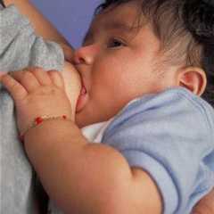 La sécrétion de lait en dehors de l'allaitement est une galactorrhée. © Ken Hammond, Wikimedia, domaine public