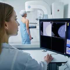 Pour les femmes qui passent une mammographie après un cancer du sein, la peur de la récidive reste présente malgré la bonne santé apparente. Une nouvelle étude américaine montre qu’il pourrait bientôt être possible de détecter et de cibler les cellules dormantes responsables de ces rechutes avant qu’elles ne se réveillent.&nbsp;© Peakstock, Adobe Stock