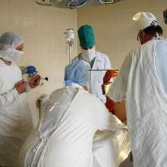 Cette intervention chirurgicale, très peu pratiquée, a demandé une bonne dizaine de chirurgiens, anesthésistes et&nbsp;infirmiers pour être menée au bout. Grâce à cela, Louise Antoni est guérie de son cancer du bassin et commence à remarcher.&nbsp;© Vadkoz,&nbsp;StockFreeImages.com