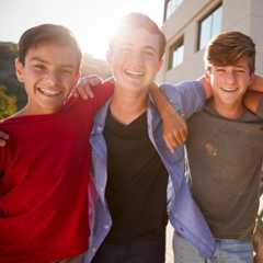 Les cancers masculins, parlons-en ! Novembre, mois de sensibilisation aux cancers masculins, vise à&nbsp;briser le tabou et à&nbsp;adopter l’autopalpation des testicules : ce cancer, rare,&nbsp;touche surtout les jeunes hommes à partir de&nbsp;15 ans avec un pic autour de 35 ans. © Monkey Business, Adobe Stock