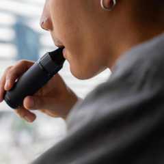 Voici pourquoi le vapotage pourrait détruire vos poumons à jamais. © Keeproll, iStock