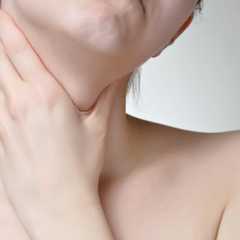 Des douleurs persistantes à la gorge peuvent être le signe d’un cancer. © Csaba Deli, Shutterstock