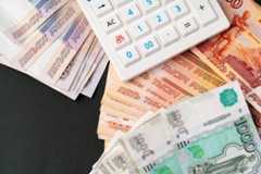 Разговоры о зарплате требуют подготовки, выдержки, умения грамотно обосновать свою позицию. Стоит подумать заранее, как вести такую беседу с работодателем. Калькулятор и рубли.