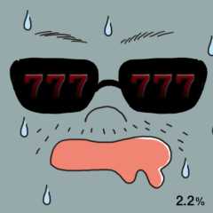 依存症の人の顔面ドアップ。よだれを出していて、サングラスに映るのはスリーセブン