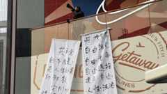 【图说天朝】北京三里屯“开放党禁”抗议横幅：建立自由、人性、法治的新中国