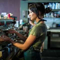 Ovo su plata i bakšiš konobarice u Nemačkoj: "Zarađuje više nego programer sa fakultetom"