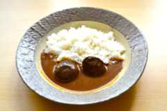 写真:大分アンテナショップで見つけた鶏肉&シイタケグルメ。カレーや煮込みで味わう