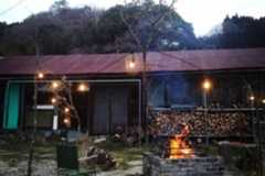 写真:産山村で温泉とフリーマーケットを楽しむ。温泉は貴重な情報交換の場に