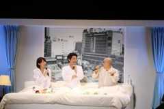 アミューズ株主総会後のイベントでトークショー(左から)中村仁美アナ、安田顕、サンプラザ中野くん