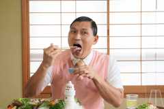 静岡の美味しいものを食べまくるオードリー・春日俊彰=10月3日放送の『しずおかごはんが食べたい！』より（C）テレビ静岡 