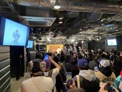 レッド・ホット・チリ・ペッパーズのフリーが渋谷に“降臨” 名入れサインと間近での交流に大号泣のファンも 