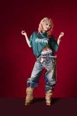 XG、コカ・コーラ限定サッカーユニフォームでスタイリッシュなコーデ披露「テンションが上がります」 