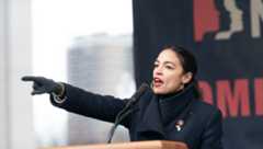 ウィメンズ・ユニティー・ラリーで演説する下院議員のアレクサンドリア・オカシオ・コルテス。米国ニューヨーク、フォーリースクエアにてPhoto: Lev Radin / Pacific Press / LightRocket / Getty Images