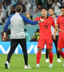 벤투 감독과 하이파이브 하는 이강인 [이미지출처=연합뉴스]