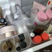 【ダイソー】110円「仕切りボックス」でメイク用品スッキリ！　プロが解説「立てる」収納術